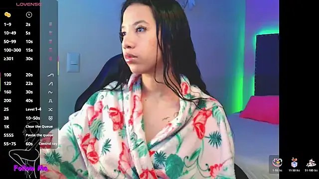 SallyWhitee on StripChat