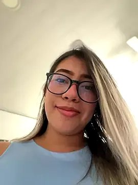 sara_calderon on StripChat