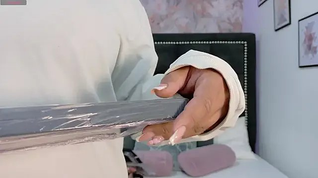 Sara_Desire on StripChat