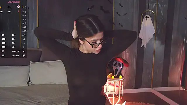 Sara_Lewiis on StripChat