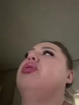 Sara_Slow on StripChat