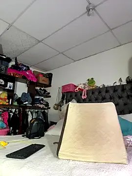 saragill323 on StripChat