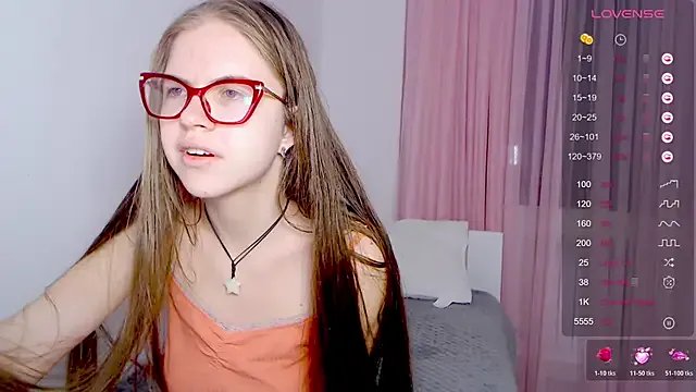 Sarah_HS on StripChat