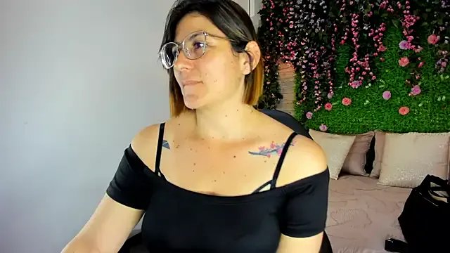 SarahDeyvis on StripChat