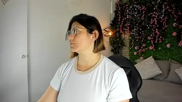 SarahDeyvis on StripChat