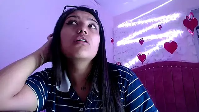 SarahStones on StripChat