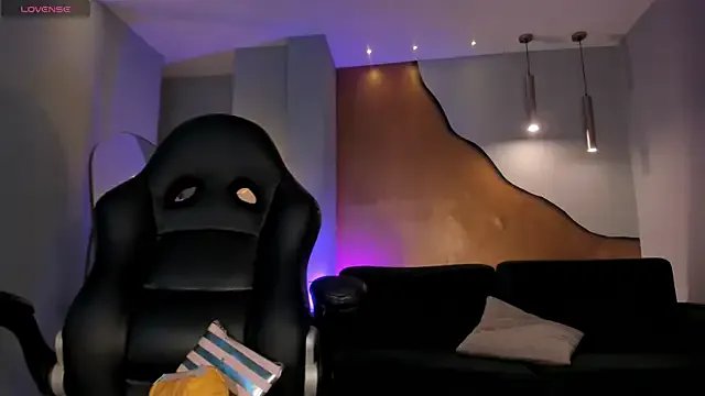 SavannahStorm on StripChat