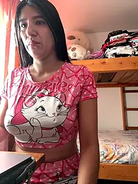 Freechat scarlethsb33 on StripChat