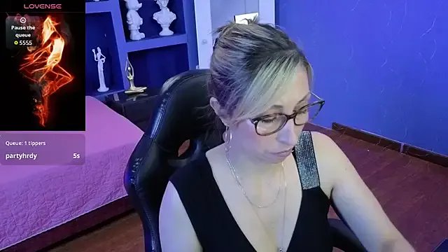 Scarlett_079 on StripChat