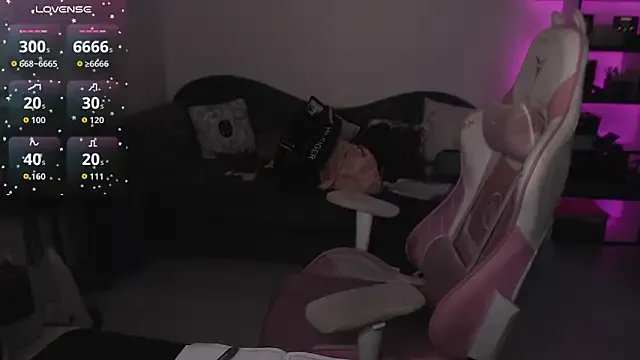 SexyWitch_666 on StripChat