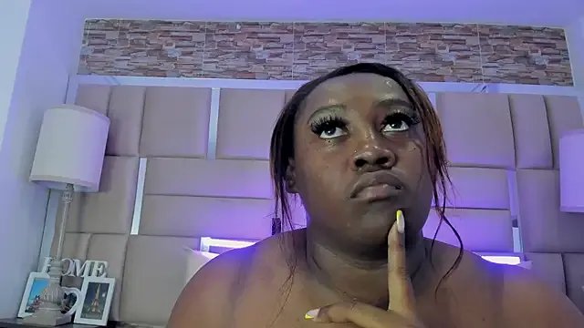 ShaniaBrownn on StripChat