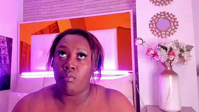 ShaniaBrownn on StripChat