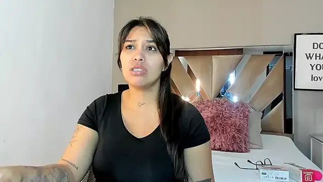 sharlott18 on StripChat