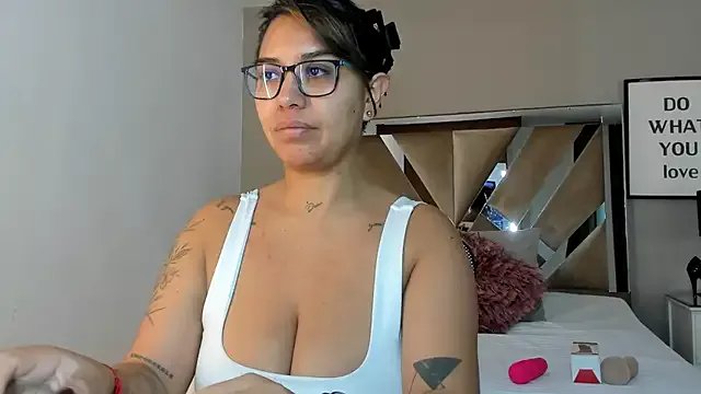 sharlott18 on StripChat