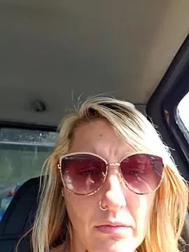 SheIsSomething on StripChat