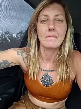 SheIsSomething on StripChat