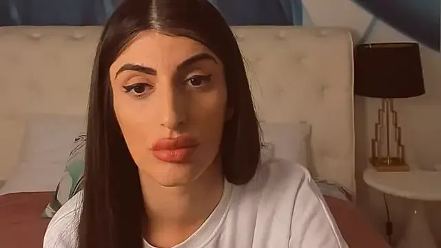 SkinnyDolly on StripChat