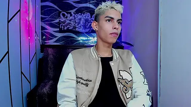 sky_jules on StripChat