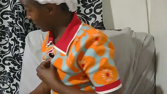 sluttylaura21 on StripChat