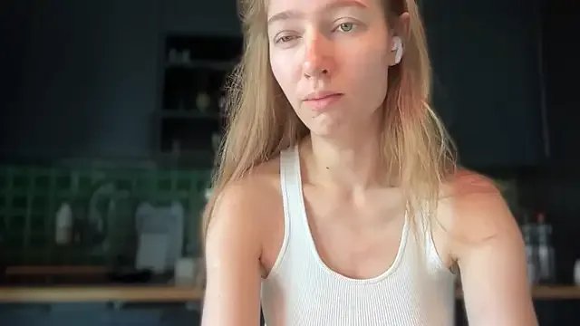 solar_bella on StripChat