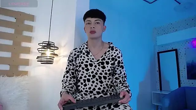 Steev_Novoa on StripChat