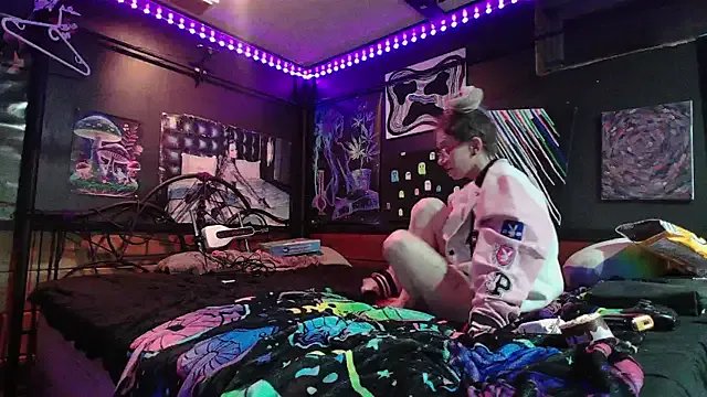 Stonermama666420 on StripChat