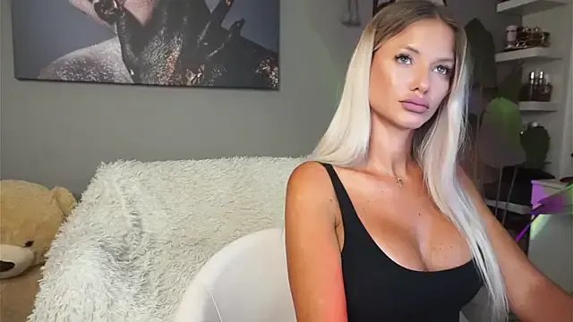 SweetBlondy35 on StripChat
