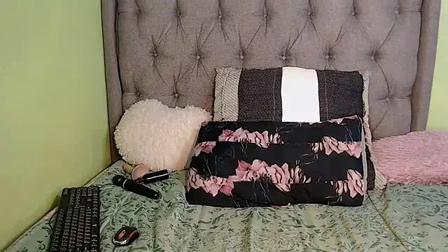 SweetJuicyPussy97 on StripChat