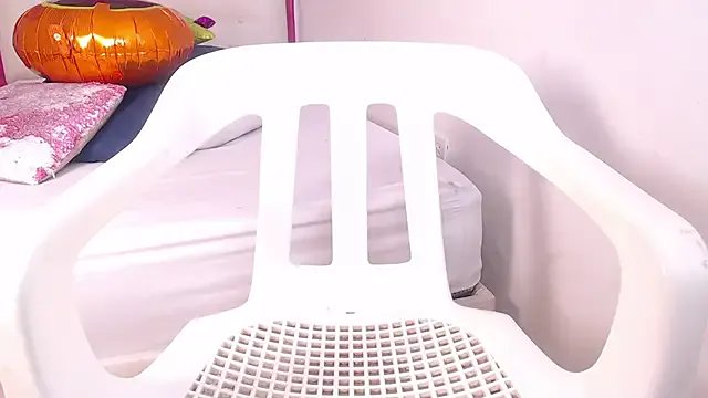 tinyy_whore18 on StripChat