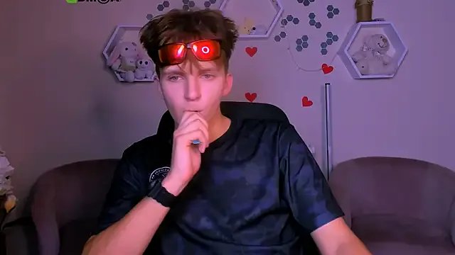 travis_wolf_ on StripChat