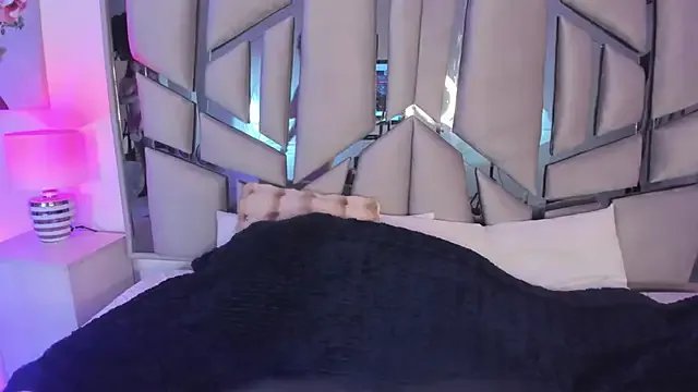 Trixiroy on StripChat