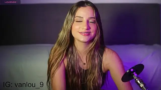 Vaniluu_9 on StripChat