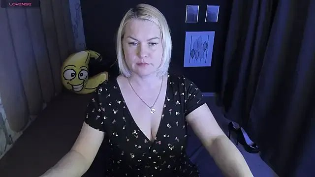 YolandaKiss on StripChat