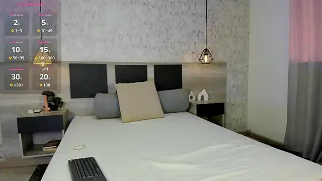 Zhara_Lenoire on StripChat