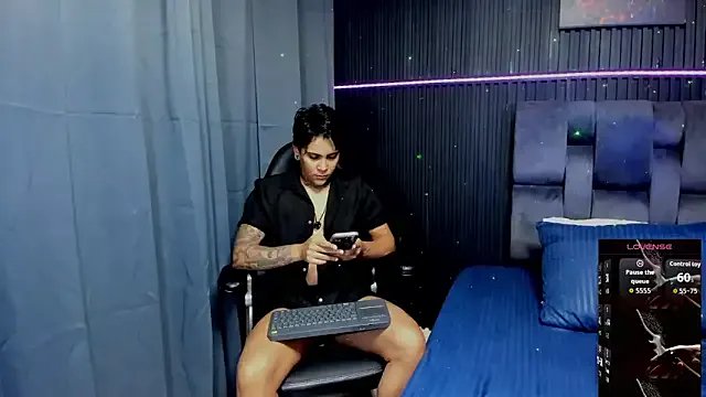 ZhoeStrong on StripChat