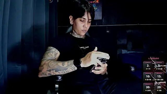 ZhoeStrong on StripChat