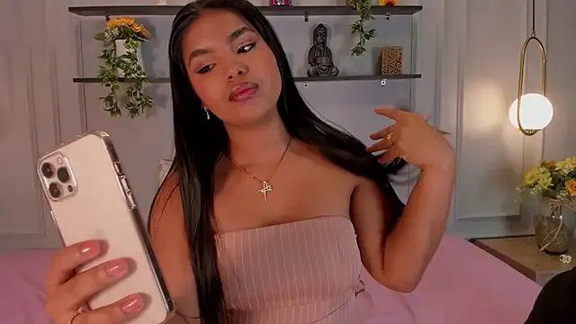 zoe_roux21 on StripChat