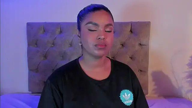 zoe_roux21 on StripChat