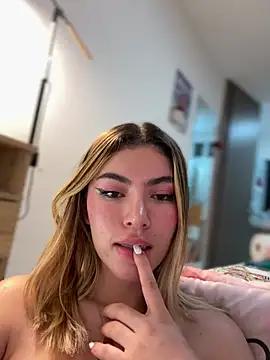Photos of Your_Honeey from StripChat is Freechat